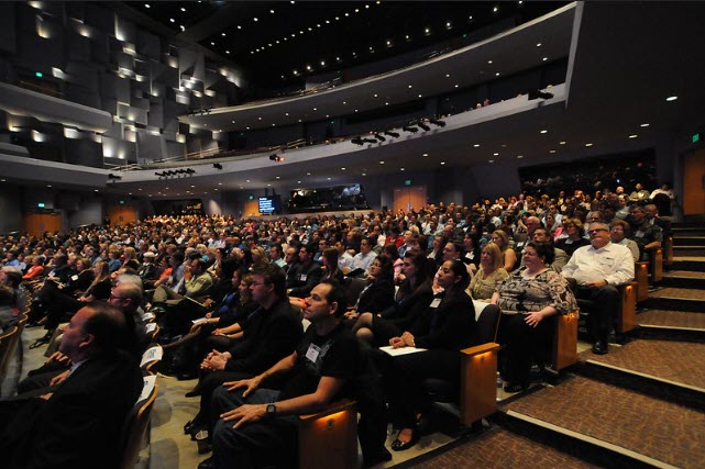 full auditorium of contactcenterworld attendees